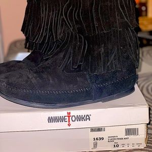 Minnetonka 3-Layer Fringe Boot-Black- Size 10